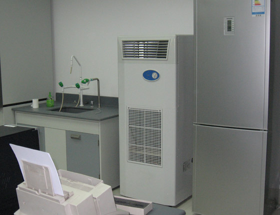 除濕機(jī)放在儀器分析室內(nèi)