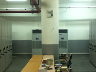 除濕機放在檔案柜間閱覽區(qū)通道中