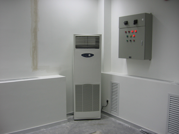 除濕機放在總配電房出風口邊